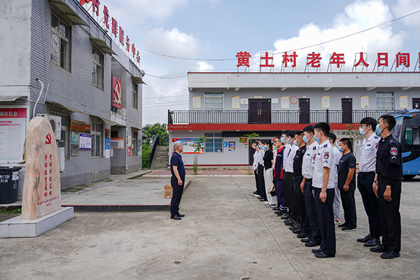 “助力鄉(xiāng)村振興，踐行艱苦奮斗” 將新員工黨性教育活動(dòng)搬到對(duì)口幫扶村1.jpg