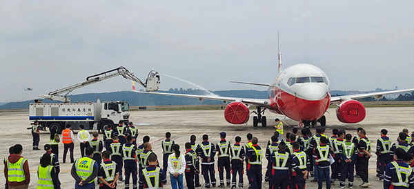 機(jī)務(wù)保障部組織除防冰演練.jpg